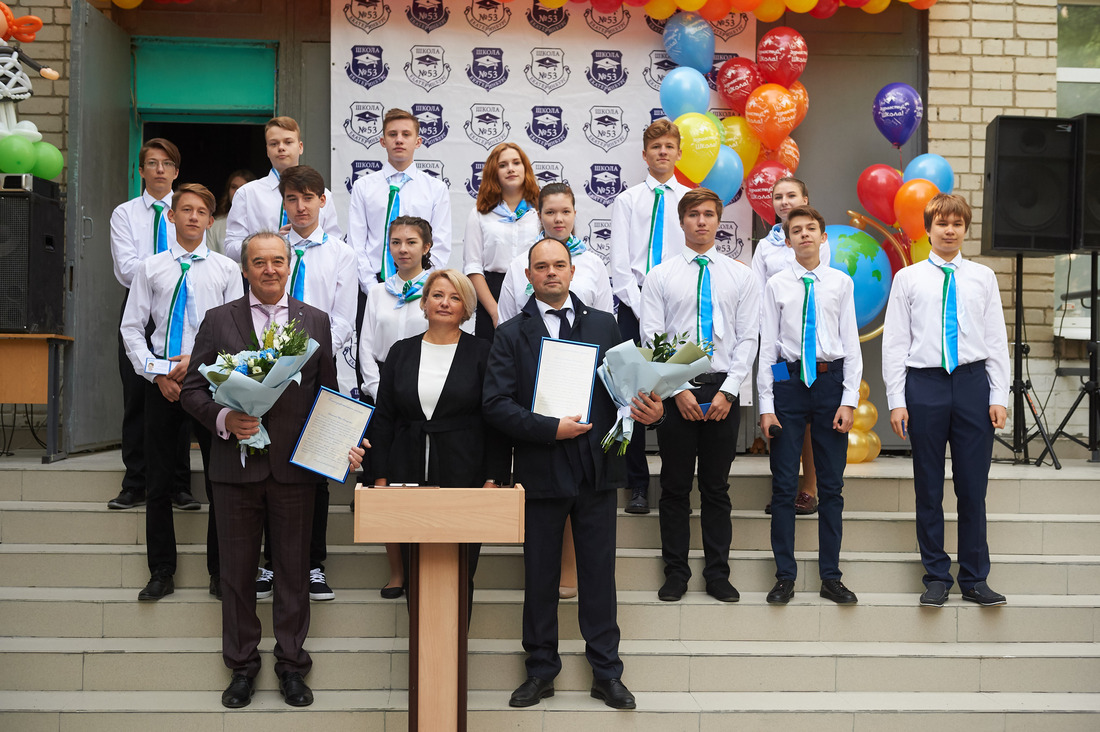 Генеральный директор ООО «Газпром трансгаз Екатеринбург» Алексей Крюков (справа в первом ряду) поздравляет учащихся нового Газпром-класса с Днем знаний