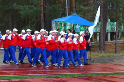 Выход команд-участников на церемонию открытия соревнований