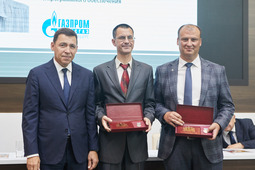 Традиционно награды лауреатам премии на "ИННОПРОМЕ" вручает лично губернатор Свердловской области Евгений Куйвашев (слева)