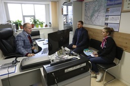 Начальник службы по связям с общественностью и СМИ Денис Селезнев (слева) рассказал об основных PR-проектах пресс-службы Общества