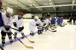 Юные хоккеисты "осваиваются" на льду нового спортивного комплекса