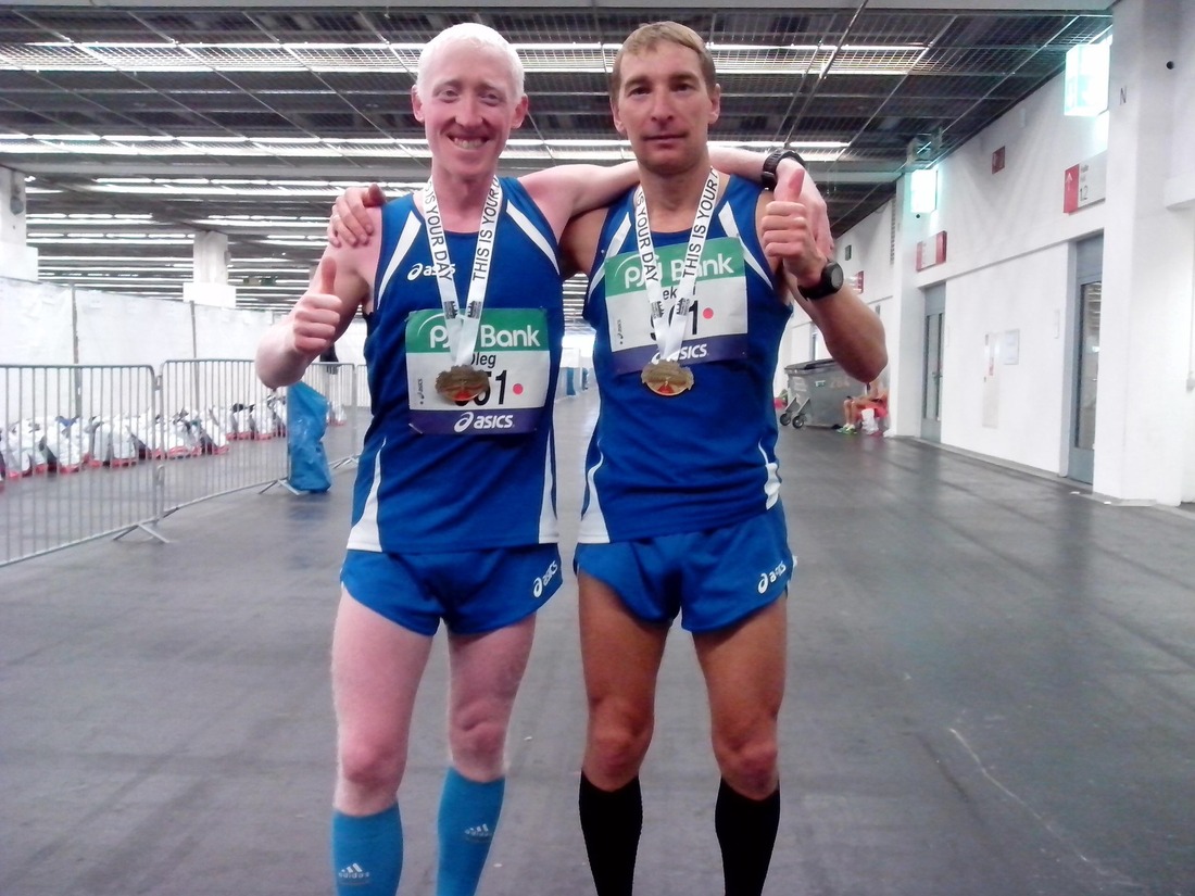 Участники международного марафона легкоатлеты Алексей Никоноров (справа) и Олег Антипин