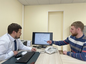 Ведущий инженер Вадим Тронза (справа) рассказывает главному инженеру ИТЦ Сергею Кукушкину о полученных результатах работы над проектом