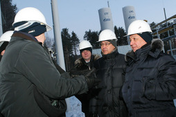 Генеральный директор ООО «Газпром трансгаз Екатеринбург» Давид Гайдт (на снимке слева) делится с газовиками из Башкирии опытом работы по производству и использованию сжиженного природного газа