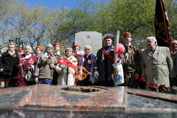 У Вечного огня участники торжеств в честь Дня Победы