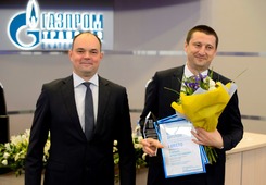 За победителей НТК приз получил начальник Малоистокского ЛПУМГ Алексей Олейников (справа)
