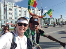Александр Бобышев (Челябинское ЛПУМГ)с болельщиком из Сенегала