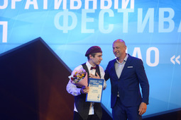 Танцору Андрею Анненкову вручил награду член жюри фестиваля «Факел» Александр Коргинов