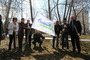 Работники ООО "Газпром трансгаз Екатеринбург" приводят в порядок территорию Харитоновского парка