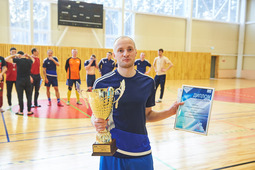 Капитану команды СКЗ по мини-футболу вручены награды за первое место в турнире