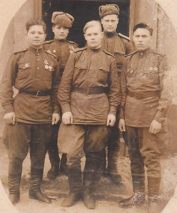 Виталий Максимович Рогожин (крайний слева)