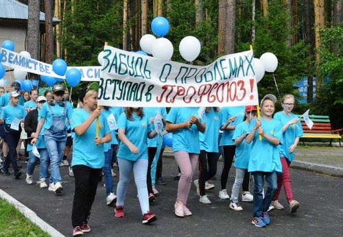 По традиции акция началась торжественным шествием колонны школьников с шарами, транспарантами, флажками
