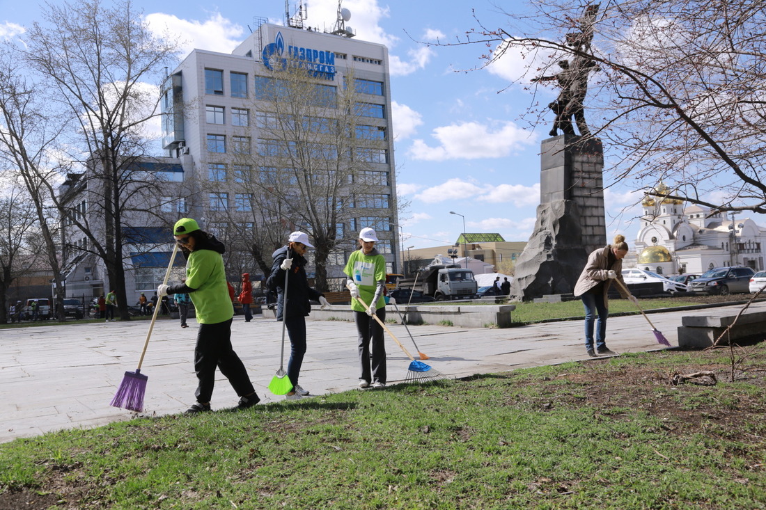 Работники предприятия на уборке Вознесенской площади в Екатеринбурге