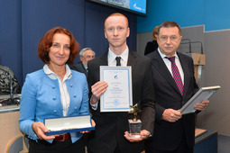 Победитель конкурса на звание лучшего молодого рационализатора «Газпрома» Никита Притыкин (в центре)
