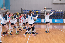 Команда юных волейболисток ООО "Газпром трансгаз Екатеринбург" во время церемонии награждения