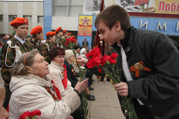 Встреча ветеранов у входа в КСК "Олимп"