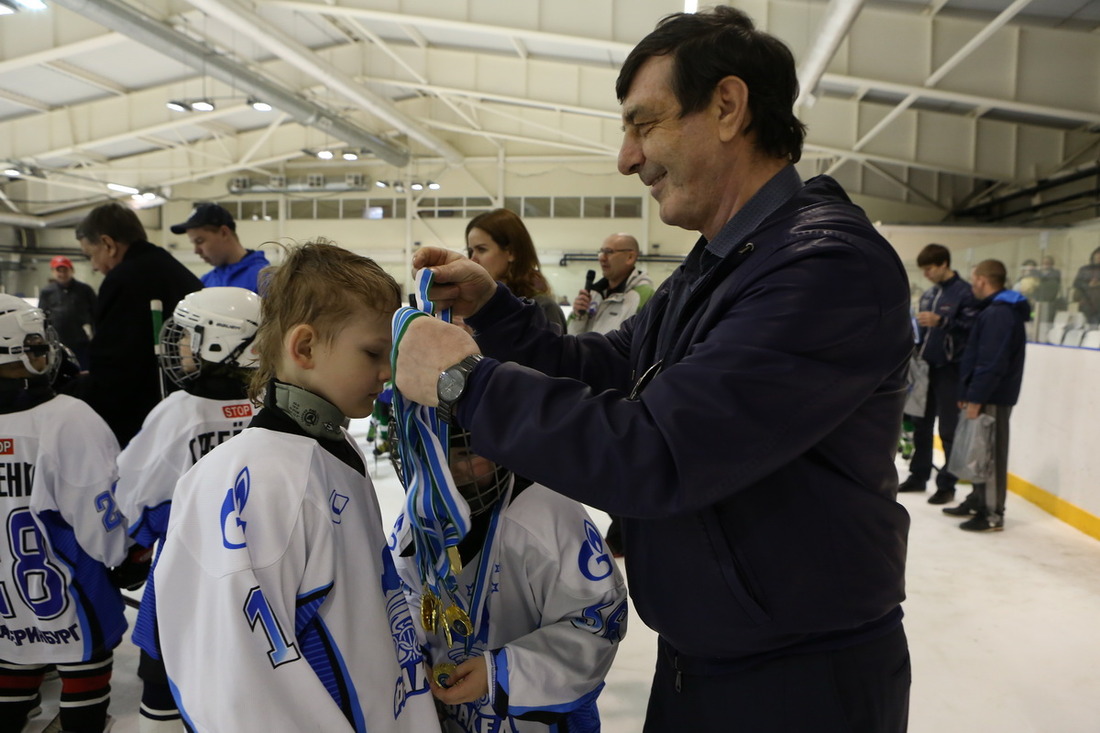 Генеральный директор ООО «Газпром трансгаз Екатеринбург» Давид Гайдт вручает награды победителям хоккейного турнира