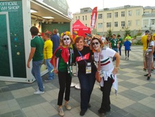Ирина Савранская (в центре) на матче Мексика — Швеция