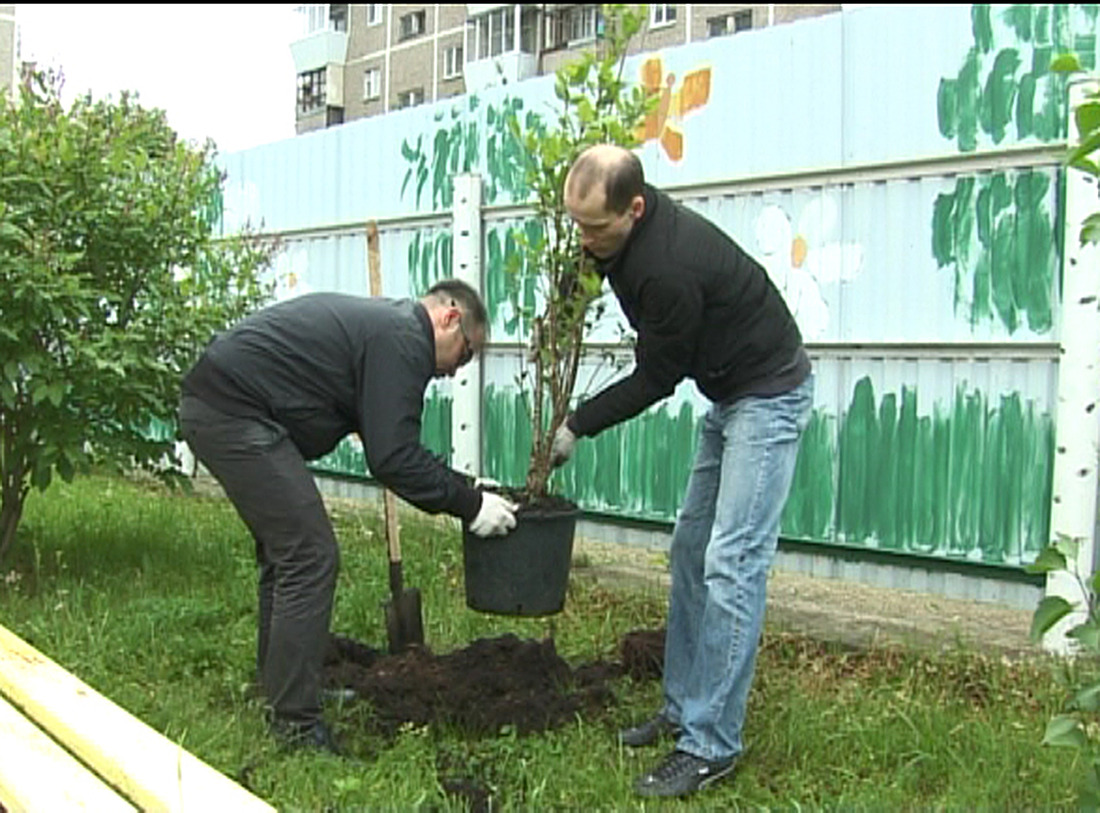 Работники СКЗ благоустраивают территорию детского сада № 506 в микрорайоне Компрессорный Екатеринбурга