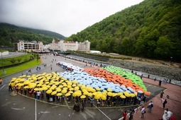 Флешмоб разноцветных зонтиков "Здравствуй, фестиваль"