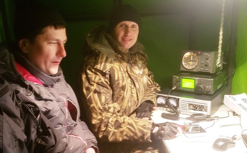 Радиолюбитель — инженер производственно-технического отдела УАВР№1 Алексей Руденко (справа)выполняет конкурсное задание