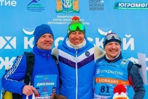 Дмитрий Волков (на фото слева) рядом с олимпийским чемпионом Александром Легковым