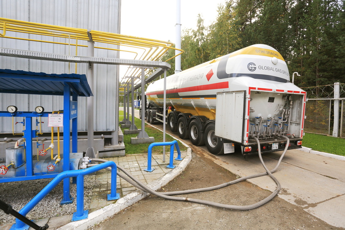 Заправка метановоза на комплексе по производству СПГ на ГРС №4 г. Екатеринбурга