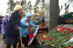 Возложение цветов к мемориалу воинской славы в микрорайоне Компрессорный Екатеринбурга