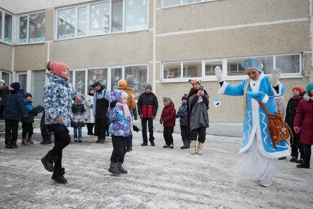 Молодые специалисты УЭЗиС приехали к детям по-настоящему празднично — с Дедом Морозом и Снегурочкой