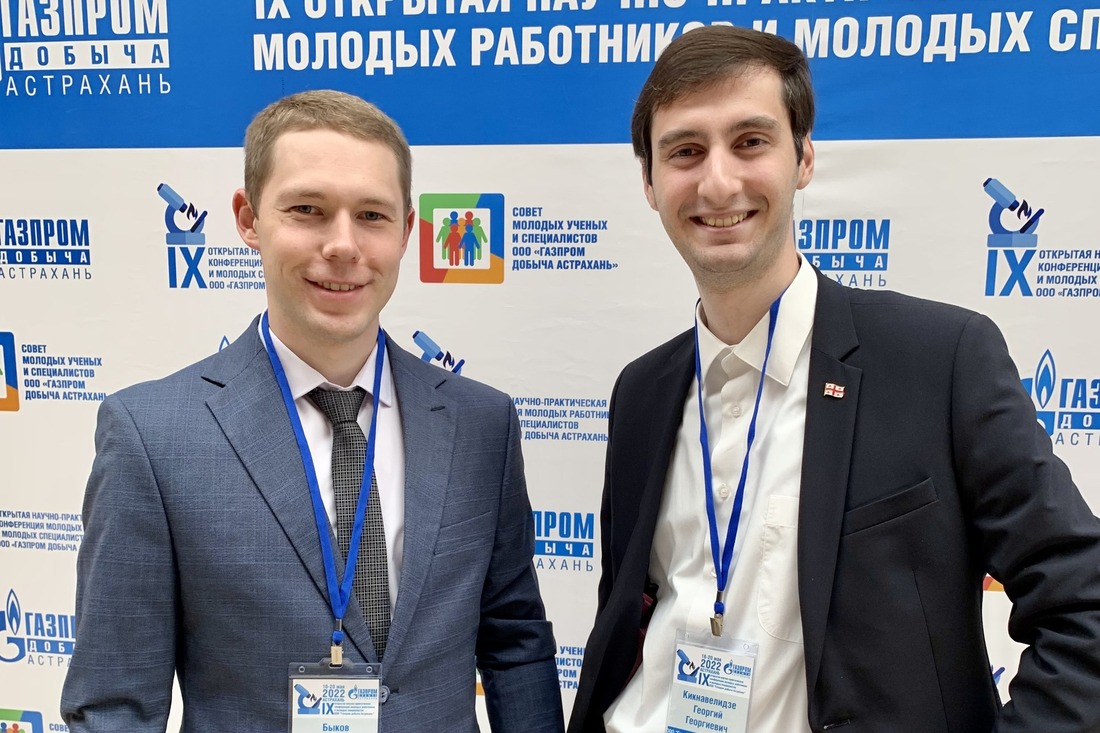 Денис Быков (на фото — слева) из Малоистокского линейного производственного управления магистральных газопроводов и Георгий Кикнавелидзе из Инженерно-технического центра