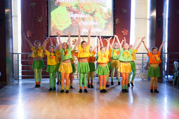 Выступление детских творческих коллективов КСК "Олимп" стало для собравшихся на празднике приятным подарком