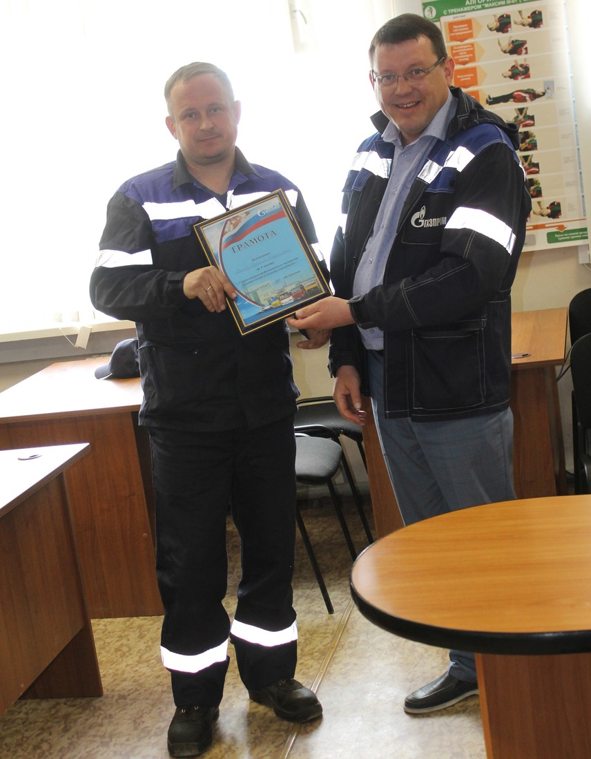 Василий Банных (слева), работник станции технического обслуживания автомобилей УТТиСТ,  занял первое место по итогам всех испытаний отборочного этапа конкурса