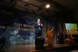 Генеральный директор ООО "Газпром трансгаз Екатеринбург" Давид Гайдт приветствует участников слета