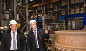 Генеральный директор ООО «Газпром трансгаз Екатеринбург» Алексей Крюков (справа) знакомится с производственными мощностями ВСМПО-АВИСМА