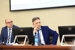 Встреча прошла под председательством главного инженера — первого заместителя генерального директора предприятия Сергея Трапезникова (на фото справа)