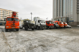 Выставка техники, работающей на газомоторном топливе, перед офисом ООО "Газпром трансгаз Екатеринбург"