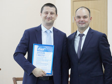 Начальник Малоистокского ЛПУМГ Алексей Олейников (на фото слева) вновь возглавил список наиболее эффективных руководителей года
