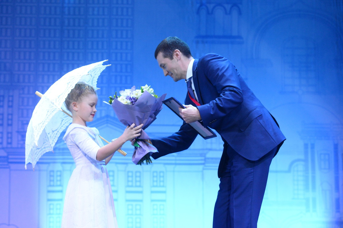 Заместитель начальника Департамента ПАО «Газпром» Роман Сахартов вручает дипломы лауреатам "Факела"
