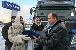 Анатолий Ращепкин, главный механик ООО "Газпром трансгаз Екатеринбург", принимает ключи от новых грузовых автомобилей с газодизельным двигателем
