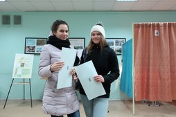 Ученицы 11-го «Газпром-класса» екатеринбургской школы № 53 Марина Самойлова (справа) и Настя Малькова голосуют впервые