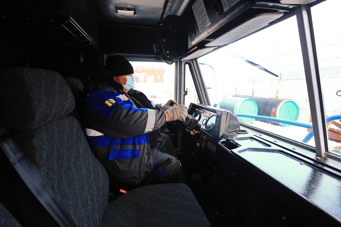 Машина может перевозить в пассажирской кабине бригаду из семи человек