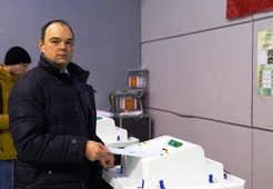 Генеральный директор ООО "Газпром трансгаз Екатеринбург" Алексей Крюков появился на избирательном участке одним из первых