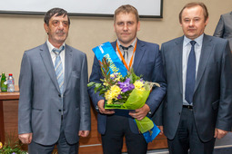 Во время церемонии награждения победителей конкурса. Дмитрий Кирилов (в центре) — лучший монтер «Газпрома» по защите подземных трубопроводов от коррозии