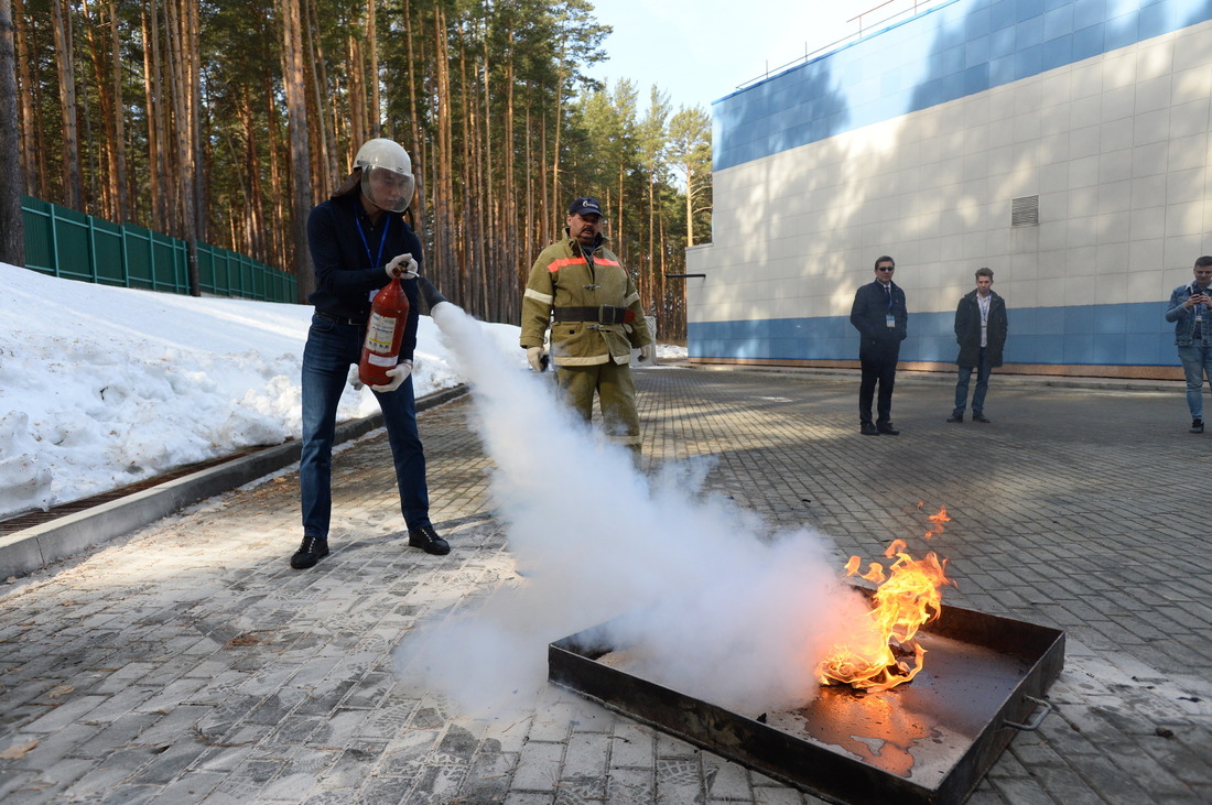 Будущие газовики учились тушить пожар