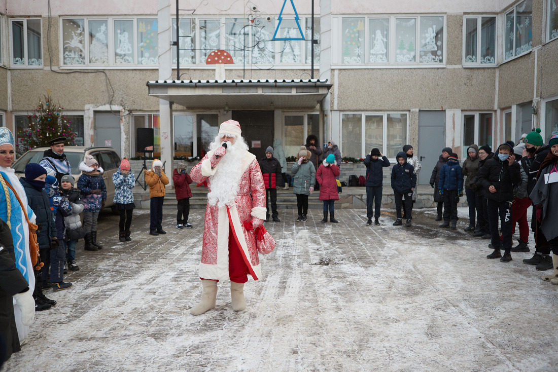 Молодые специалисты УЭЗиС приехали к детям по-настоящему празднично — с Дедом Морозом и Снегурочкой