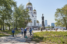 В Екатеринбурге сотрудники Администрации Общества традиционно убирают мусор в сквере на Вознесенской горке