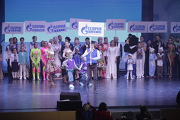 Парад делегаций на торжественной церемонии открытия фестиваля «Факел» в Екатеринбурге