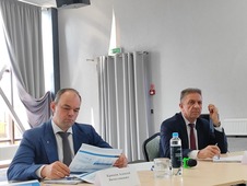 Генеральный директор уральского газотранспортного предприятия Алексей Крюков (слева) поблагодарил коллег за успешное выполнение производственных планов