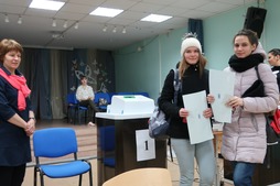 Ученицы 11-го «Газпром-класса» школы № 53 г. Екатеринбурга Настя Малькова (справа) и Марина Самойлова
