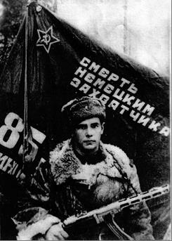 Елисей Данилович Вараксин у развернутого знамени полка